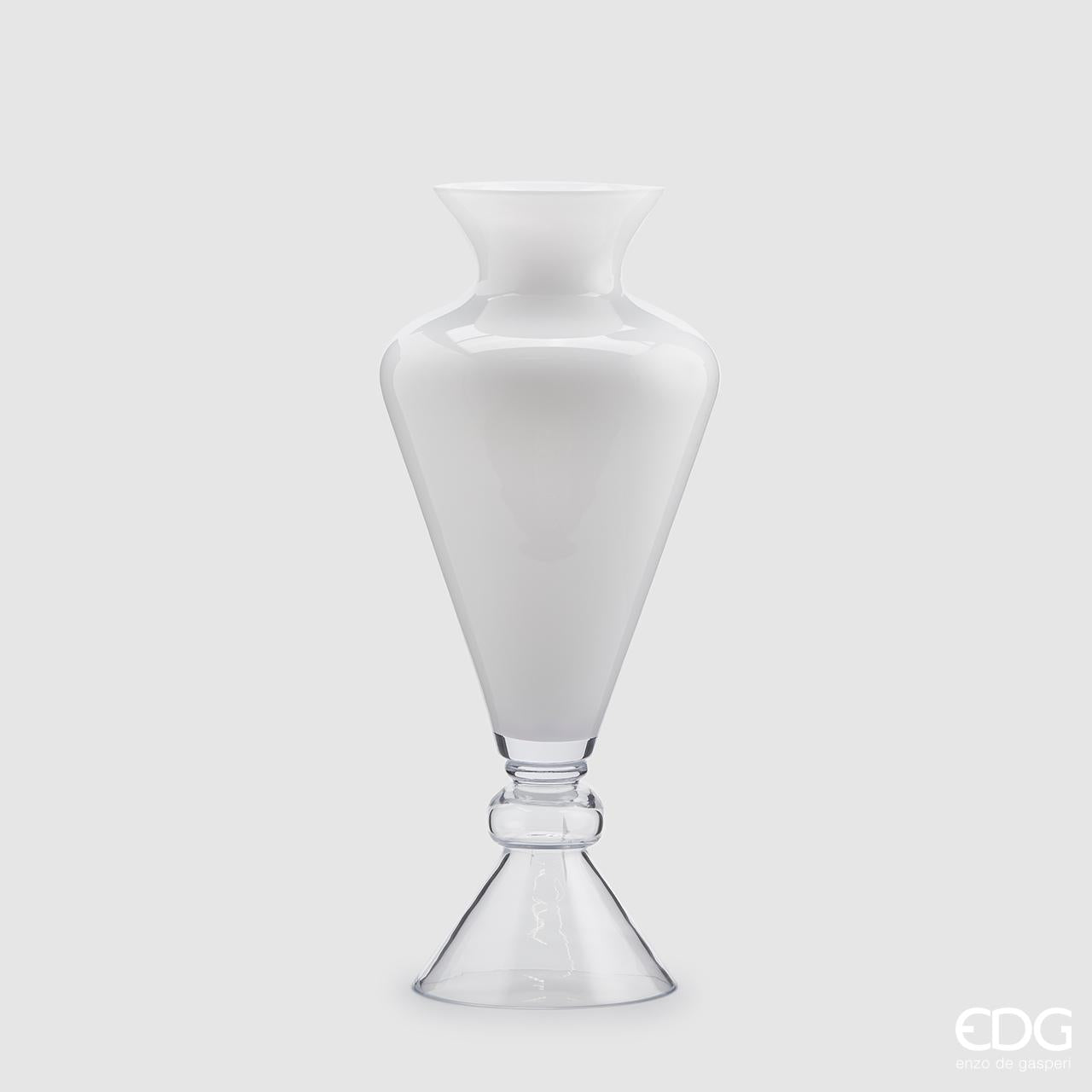 Vaso portafiori in vetro con base trasparente e corpo di colore bianco. Dimensioni: diametro cm 30, altezza cm 70. In negozio e online su tuttochic.it