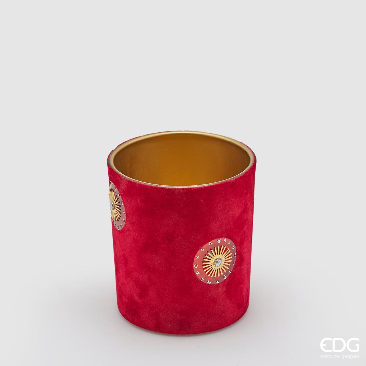 Bicchiere portacandele in vetro ricoperto di velluto rosso e applicazioni dorate. Dimensioni: diametro cm 9, altezza cm 10. In negozio e online su tuttochic.it