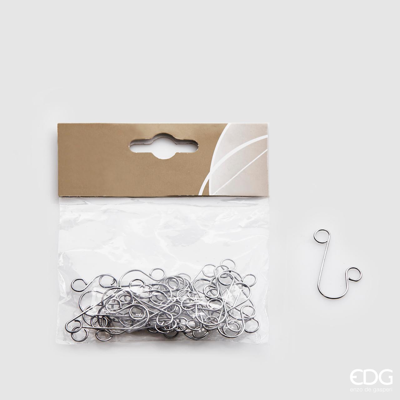 Confezione di 30 ganci in metallo lungo cm 4. Ideali per attaccare all'albero di Natale e non solo, i decori e gli oggetti che vuoi. In negozio e online su tuttochic.it
