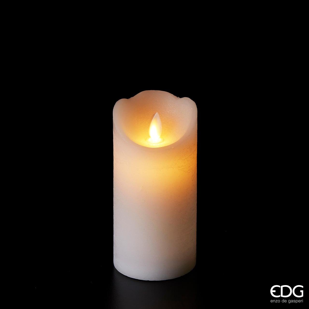 Candela a led con timer di memoria Colore bianco Dimensioni: cm 7,5 x 15 h. In negozio e online su tuttochic.it