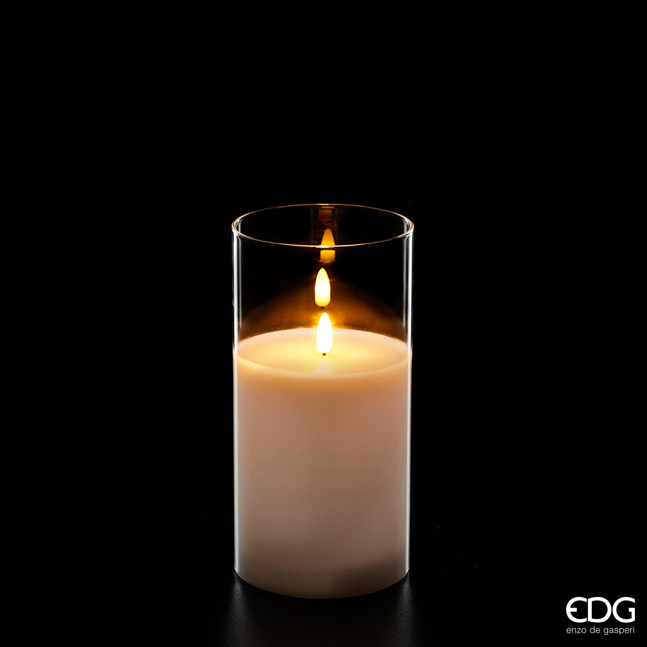Candela a led in vetro con timer: 8 ore accesa + 16 ore spenta. Funzionamento con 3 batterie stilo AAA incluse. Dimensioni: cm Ø 7 x 15 h. In negozio e online su tuttochic.it