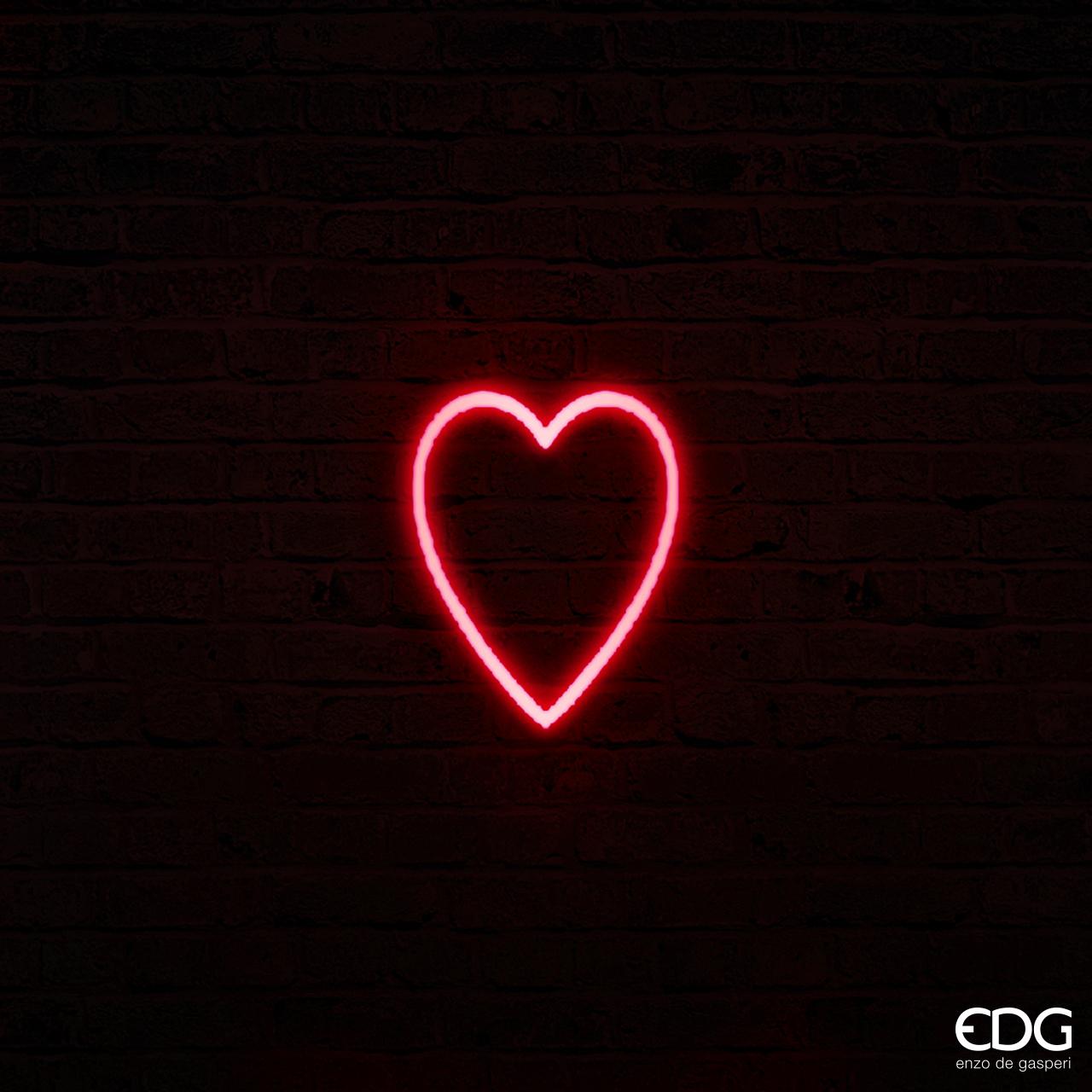Neon led a forma di cuore a 2 facce. Dimensioni: cm 16,5 x 18 h, 2 mt di filo, 20 led luce fissa rossa. Consumo totale 3,6W. In negozio e online su tuttochic.it