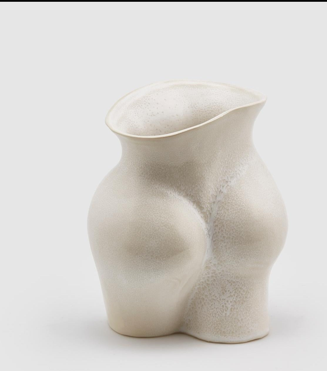 Vaso portafiori in ceramica di colore avorio dalla forma particolare ed originale. Dimensioni: cm 22 x 16 x 26 h. In negozio e online su tuttochic.it