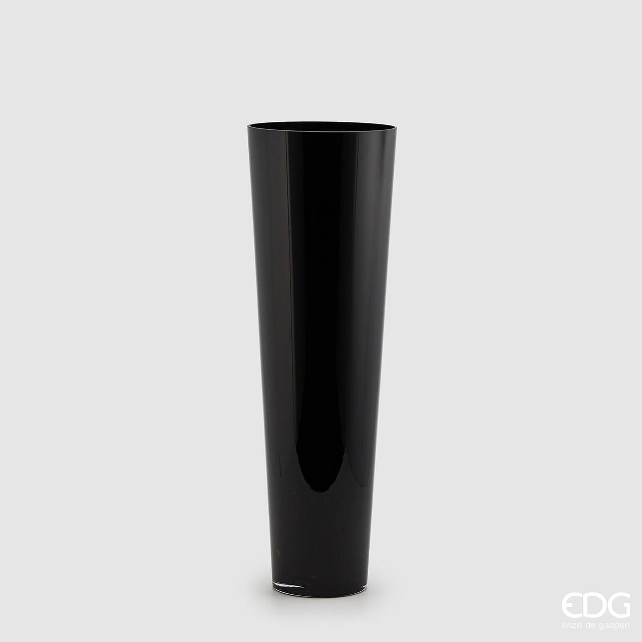 Vaso portafiori svasato in vetro di colore nero. Dimensioni: diametro cm 23, altezza cm 70. In negozio e online su tuttochic.it