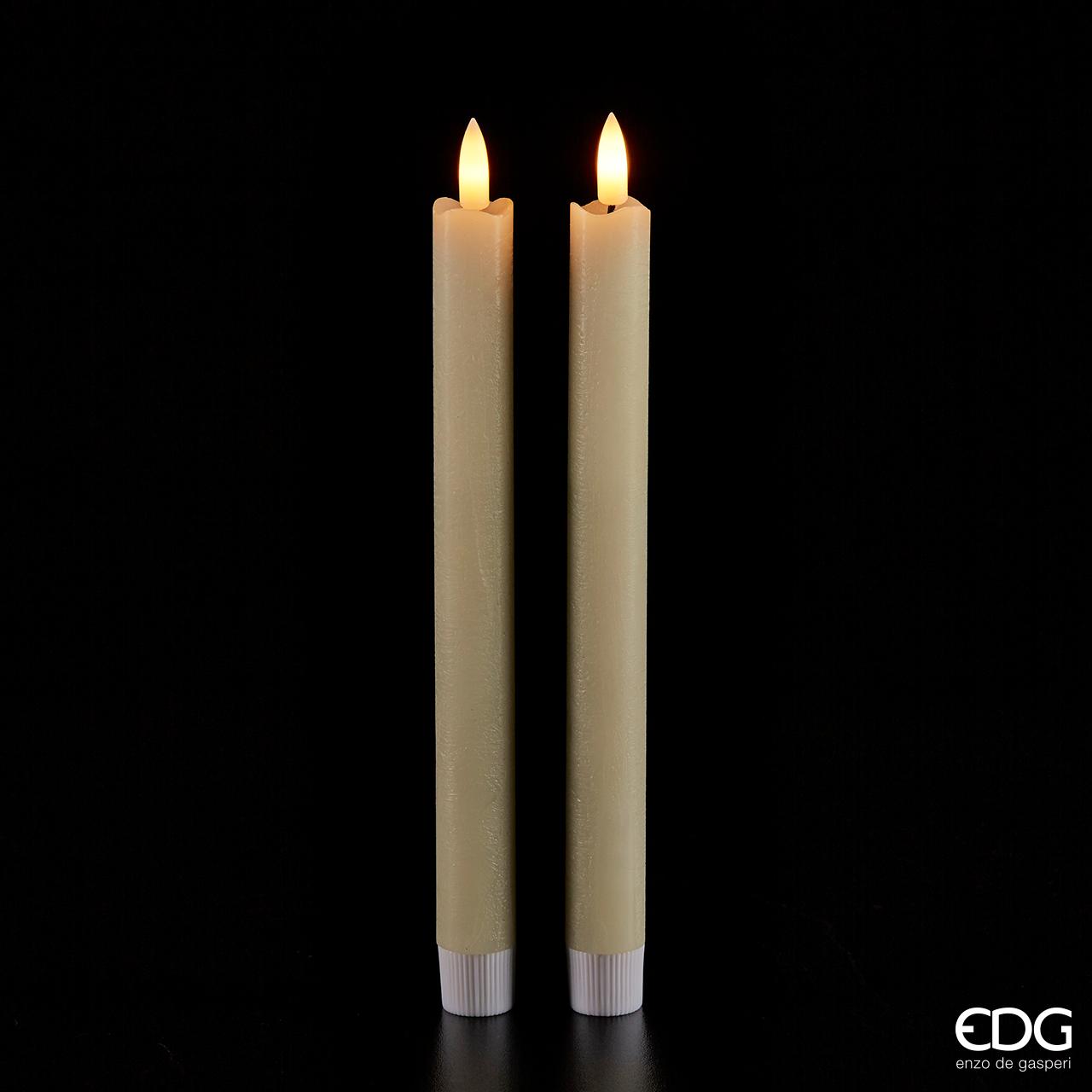 Set di 2 candele a stelo a led con timer: 8 ore accesa + 16 ore spenta. Luce tremula, effetto vera fiamma. Funzionamento con 2 batterie ministilo AAA incluse. Dimensioni: cm Ø 2,2 x 25 h. In negozio e online su tuttochic.it