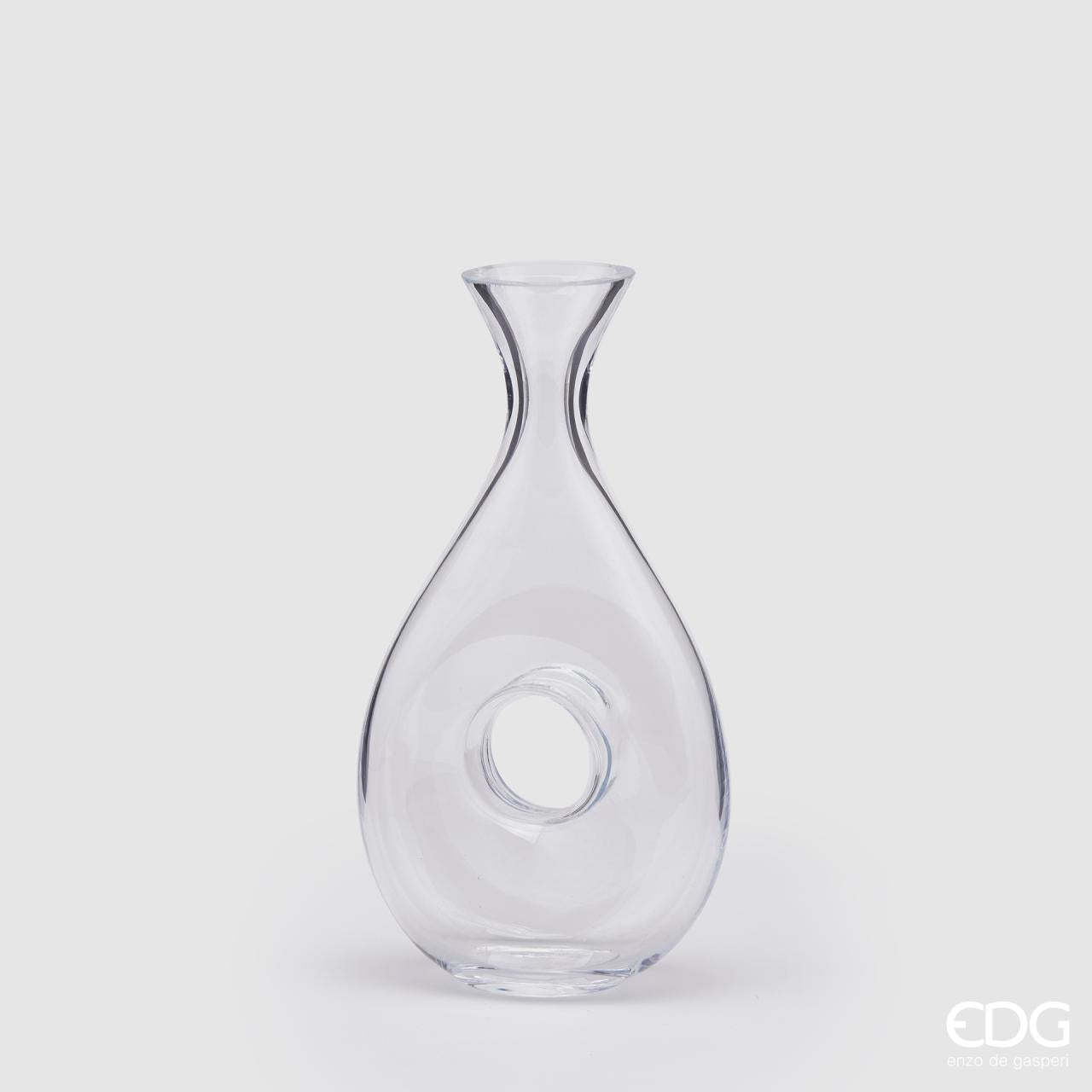 Decanter con foro in vetro soffiato. Dimensioni: cm 15 x 7 x 30 h Capacità 1 lt. Forme e dimensioni possono leggermente variare per la soffiatura artigianale. Lavare a mano. In negozio e online su tuttochic.it