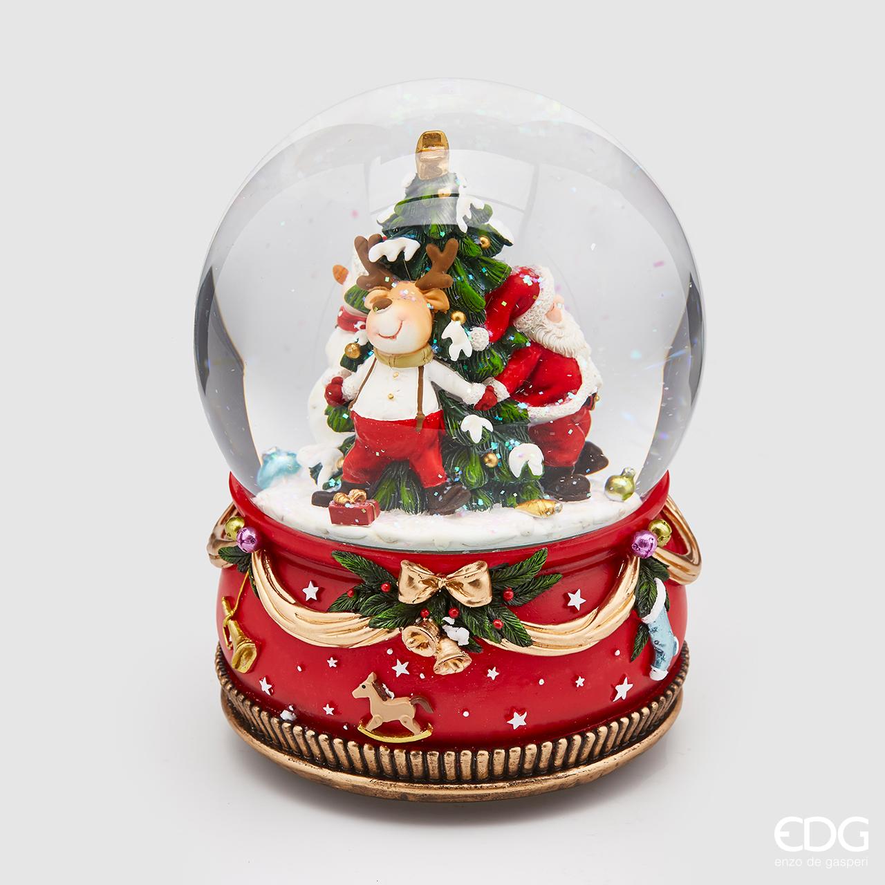 Sferacqua in resina decorata con Babbo, Pupazzo e Renna in acqua con neve e carillon. Funziona con 2 stilo (incluse) per far girare i personaggi e azionare la musica. Dimensioni: cm 15 x 21. In negozio e online su tuttochic.it