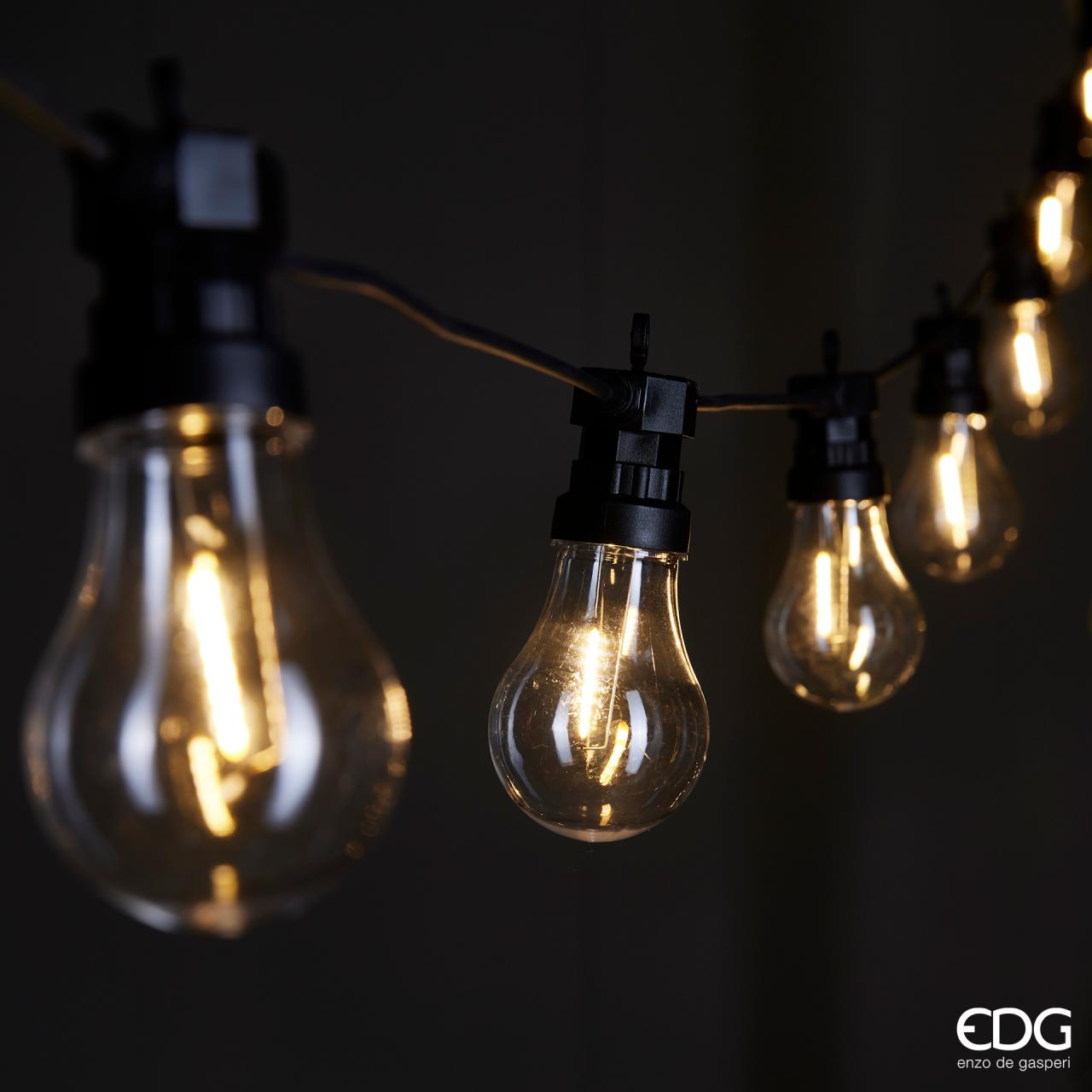 Filo con 30 lampadine a led dimmerabile, uso decorativo. Isolamento: Class II Grado protezione: IP44 per uso esterno Durata: 15000 ore Timer: 6 ore acceso + 18 ore spento (da telecomando) Dimmerabile: 4 intensità (da telecomando) Prolungabile: massimo 3 connessioni. In negozio e online su tuttochic.it