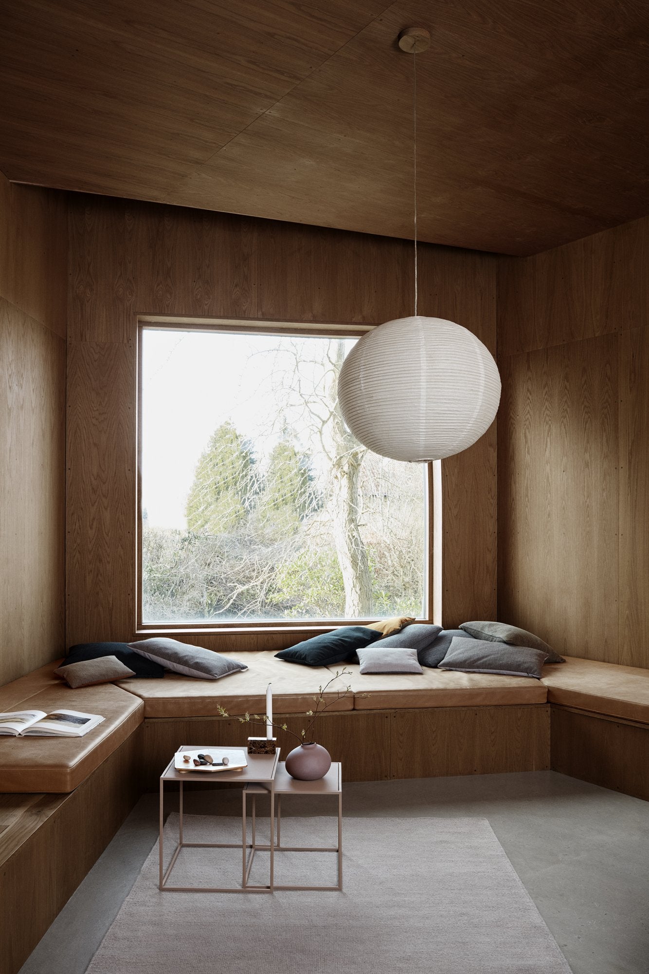 Questi tavoli FERA a forma di cubo sono entrambi di dimensioni diverse, quindi si completano a vicenda. Il set è realizzato in robusto acciaio verniciato a polvere di una tonalità grigia particolare chiamata Mourning Dove Dimensioni: grande cm 40 x 40 x 40 - piccolo cm 35 x 35 x 35. In negozio e online su tuttochic.it