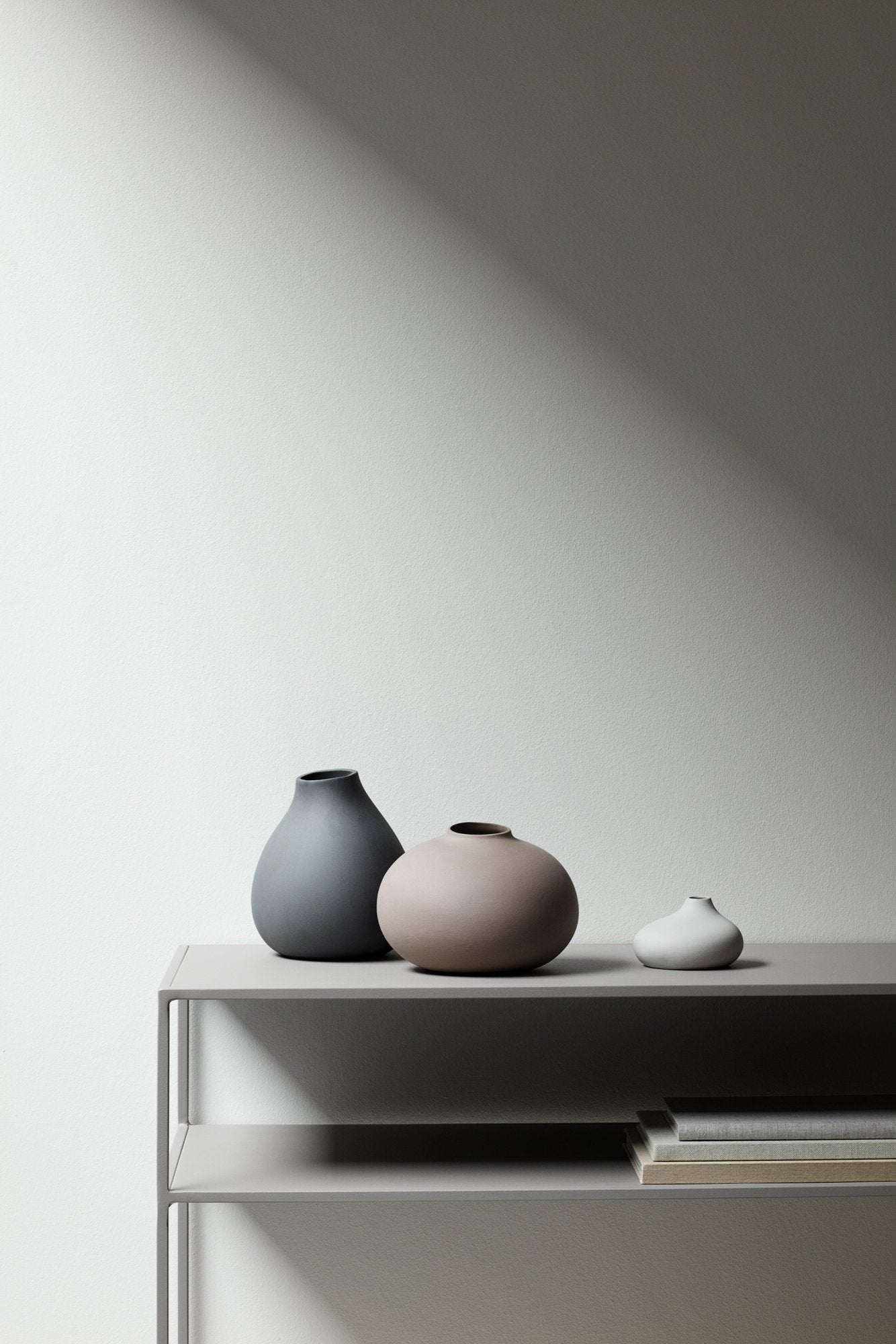 Console FERA nel colore Mourning Dove (tonalità di grigio). È costituita da un robusto acciaio rivestito di grigio con una superficie opaca leggermente ruvida. La console è stata prodotta individualmente utilizzando un processo di produzione tradizionale. Cm 84,5 x 34, 5 x 80 h. In negozio e online su tuttochic.it