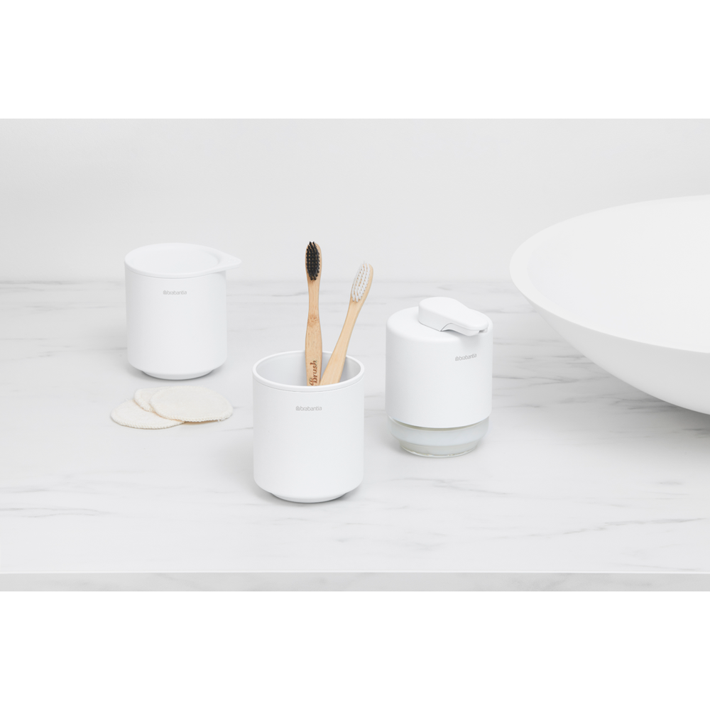 Dosatore di Sapone MindSet Brabantia mineral fresh white. Un accessorio di classe realizzato in vetro e metallo. Multifunzionale - il grande ugello funziona benissimo anche per le lozioni. Facile da pulire. Peso 0.3 kg Altezza: 11 cm Lunghezza: 9,5 cm Larghezza : 8 cm. In negozio e online su tuttochic.it