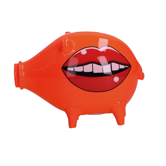 Salvadanaio, in resina decorata su entrambi i lati "Happy Birthday !" di colore arancione. Dimensioni: cm 17 X 9 X H 13. In negozio e online su tuttochic.it