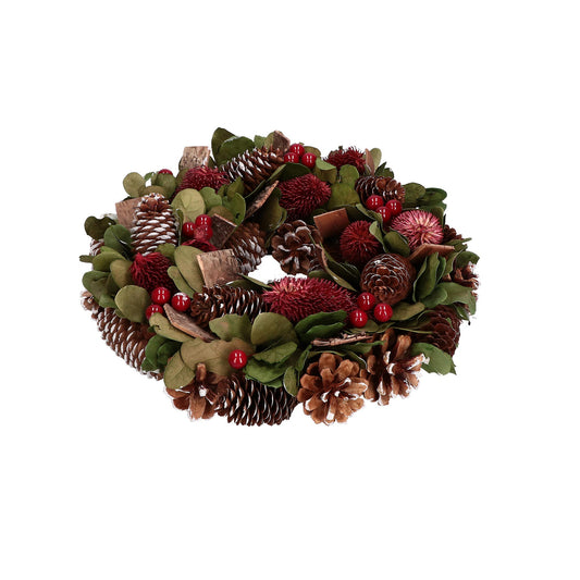 Corona realizzata con pigne, foglie e bacche rosse. Le pigne e le foglie secche sono naturali, eventuali difformità sono caratteristiche delle stesse. Dimensioni: Ø cm 32. In negozio e online su tuttochic.it