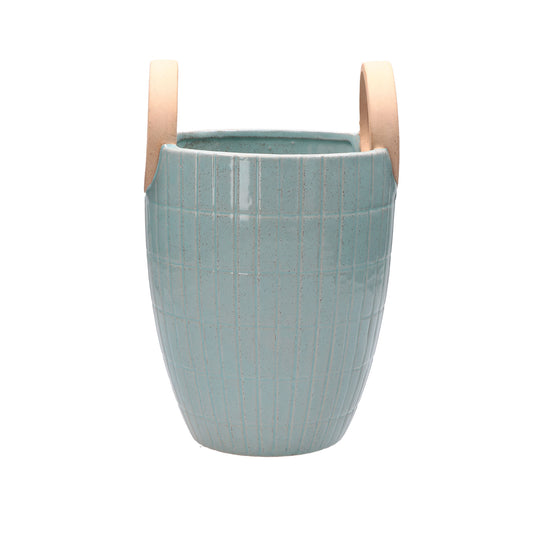 Cachepot in gres decorato di colore celeste. Dimensioni: cm 17 x 17 x 25,5 h. METTI SOTTOBRACCIO IL GLAM! Pochette firmata o bag di lusso? Nessuna delle due: la borsetta diventa cachepot e sorride con ironia alla voglia femminile di riempire la casa di nuovi sogni. In negozio e online su tuttochic.it