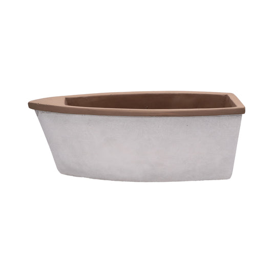 Cachepot a forma di barca in resina cementizia decorata. Dimensioni: cm 30 x 12.5 x 11 h. In negozio e online su tuttochic.it
