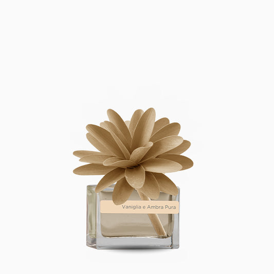 Profumatore d'ambiente con fiore in legno colorato, bottiglia in vetro rettangolare con 30 ml di fragranza. In negozio e online su tuttochic.it