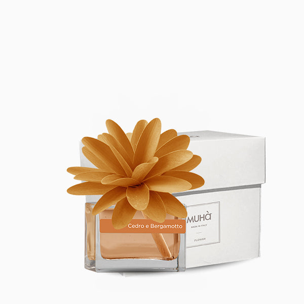 Profumatore d'ambiente con fiore in legno colorato, bottiglia in vetro rettangolare con 30 ml di fragranza. In negozio e online su tuttochic.it