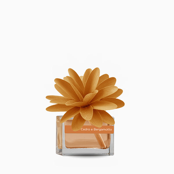 Profumatore d'ambiente con fiore in legno colorato, bottiglia in vetro rettangolare con 30 ml di fragranza. In negozio e online su tuttochic.it