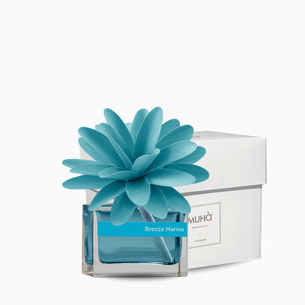 Profumatore d'ambiente con fiore in legno colorato, bottiglia in vetro rettangolare con 30 ml di fragranza. In negozio e online su tuttochic.it