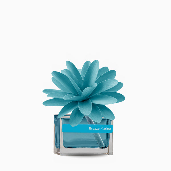Profumatore d'ambiente con fiore in legno colorato, bottiglia in vetro rettangolare con 30 ml di fragranza. In negozio e online su tuttochic.it