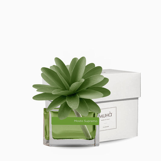 Profumatore d'ambiente con fiore in legno colorato, bottiglia in vetro rettangolare con 30 ml di fragranza. In negozio e online su tuttochic.it