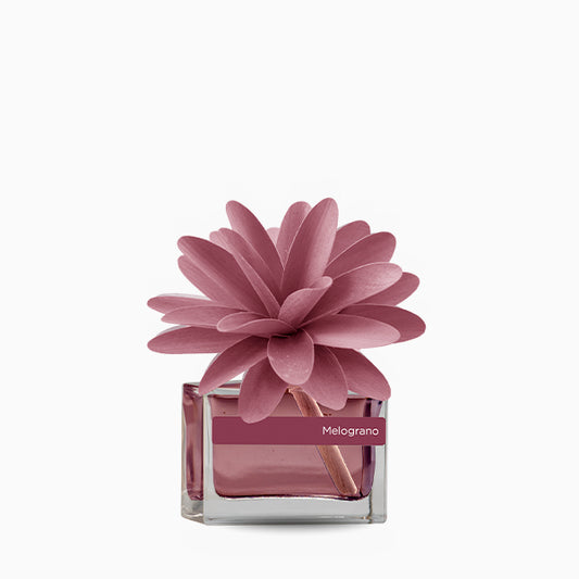 Profumatore d'ambiente con fiore in legno colorato, bottiglia in vetro rettangolare con 30 ml di fragranza. In negozio e online su tuttochic.it