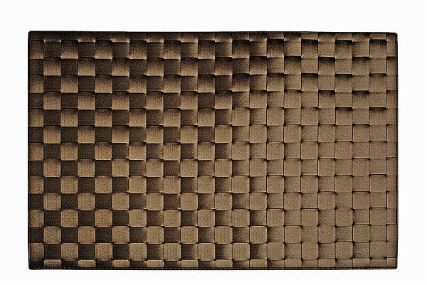 La tovaglietta rettangolare da tavola firmata "Progetto Tognana" è in plastica, resistente e facile da lavare, misura 45x32 cm. In negozio e online su tuttochic.it