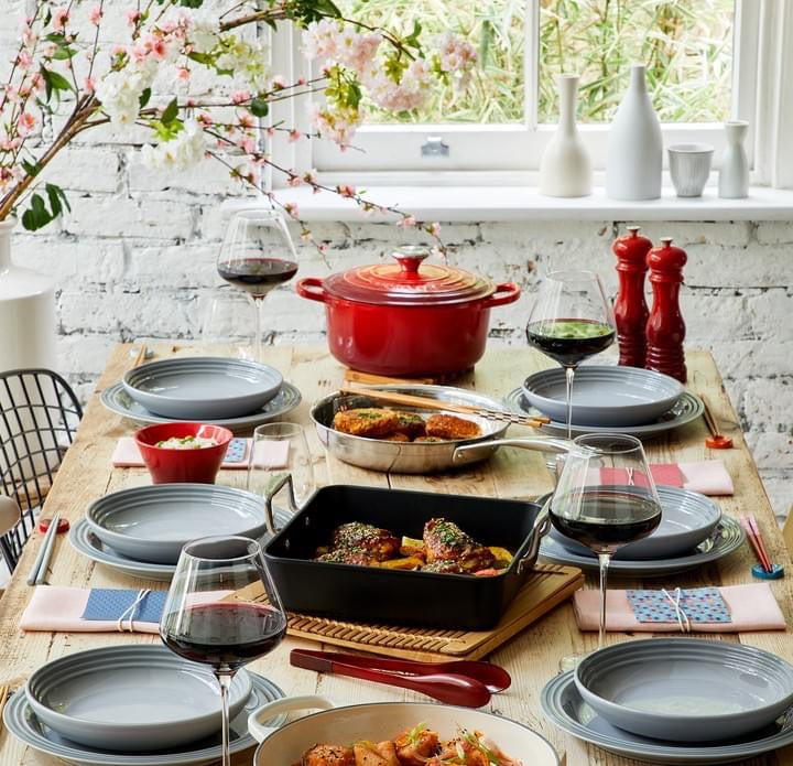 Le pentole in ghisa Le Creuset possono essere utilizzate su qualsiasi fonte di calore, come per qualsiasi tipo di cottura breve, normale o lunga permettendo di bollire, saltare, friggere, cucinare a vapore e grigliare qualsiasi ingrediente.. In negozio e online su tuttochic.it
