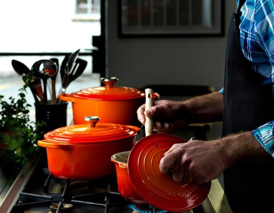 Le pentole in ghisa Le Creuset possono essere utilizzate su qualsiasi fonte di calore, come per qualsiasi tipo di cottura breve, normale o lunga permettendo di bollire, saltare, friggere, cucinare a vapore e grigliare qualsiasi ingrediente.. In negozio e online su tuttochic.it
