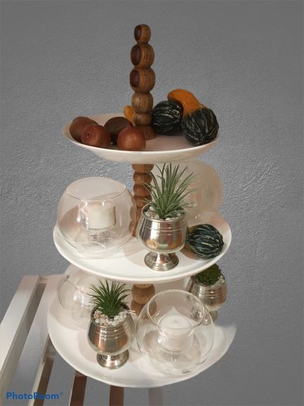 Alzata 3 piani in ceramica e legno. Dimensioni: altezza cm 48, diametro cm 30. Pratica e bella.