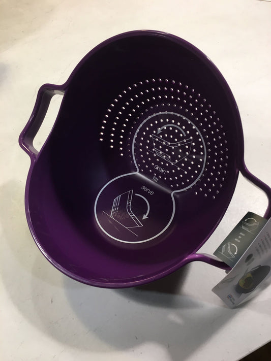 Colapasta in plastica, con robuste maniglie facile e comodo da utilizzare grazie alla forma che permette al colapasta di stare in piedi da solo senza oscillare. Scola-Scuoti-Versa e Servi. In negozio e online su tuttochic.it