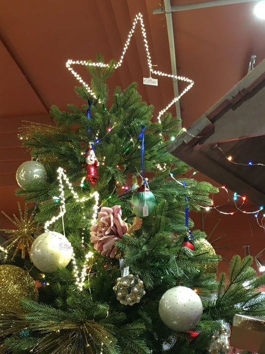 Stella in metallo con 340 microled diametro cm 60. Decorazione luminosa per vari utilizzi. Ideale anche come puntale originale per albero. Funziona a corrente, cavo corrente 3 mt. Consumo totale 3,5W Uso interno Durata 15000 ore