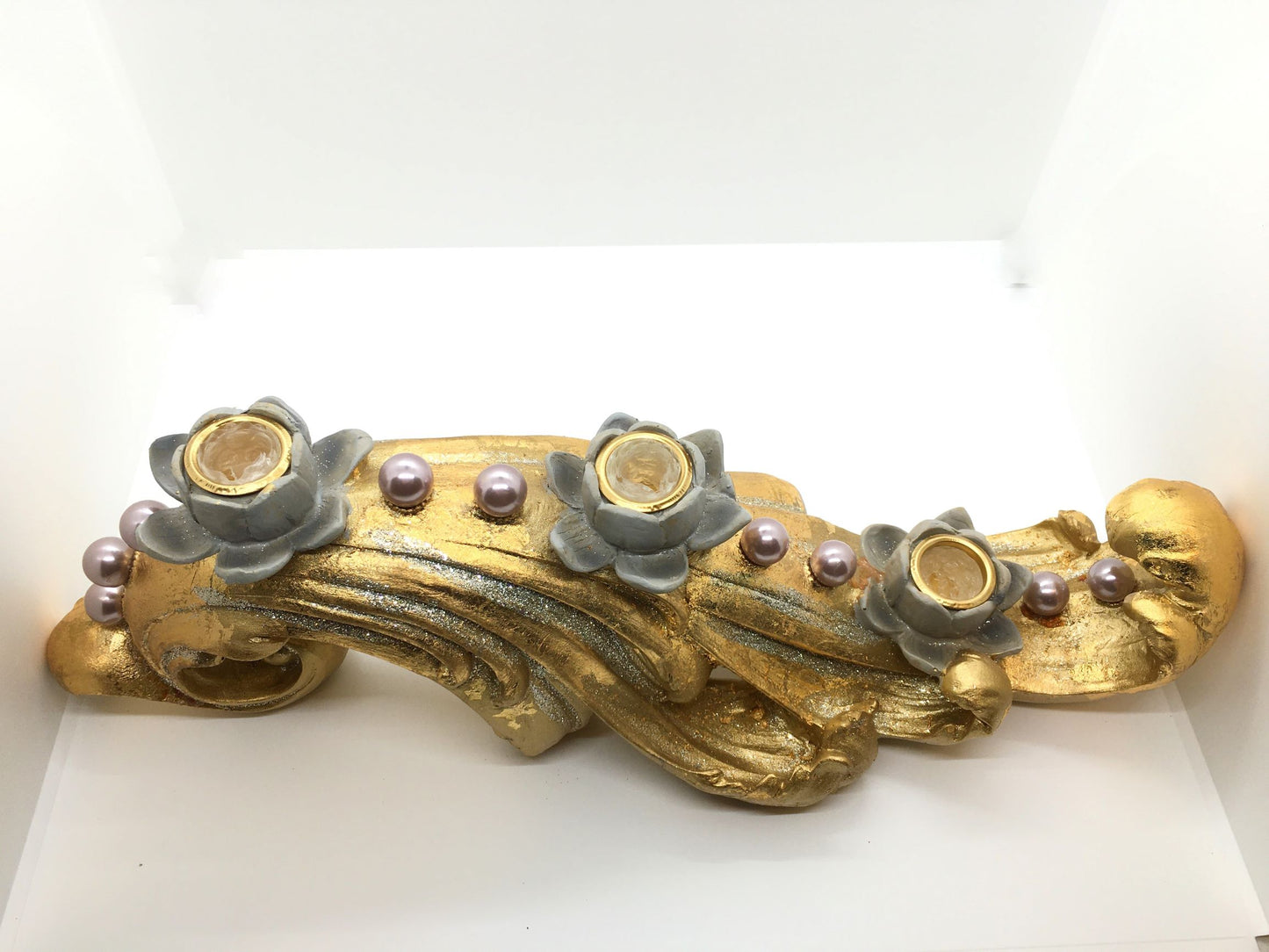 Portacandele in resina decorata con colori oro, grigio e glitter argentato. Dimensioni: cm 40 x 13 x 14 h