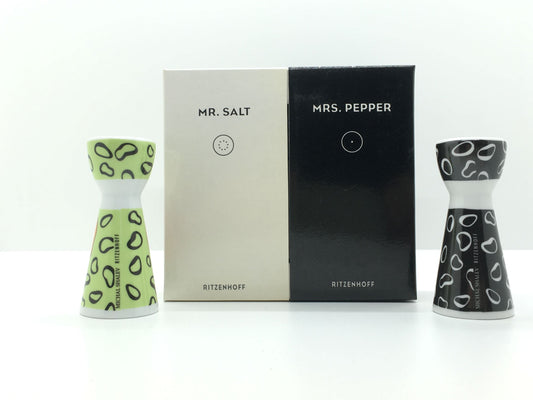 Set 2 pezzi sale e pepe in porcellana, disegnato da Michal Shalev nel 2004, Edizione Limitata, della linea "Mr. Salt & Mrs. Pepper" di Ritzenhoff. Dimensioni: mm 8 x 75 h