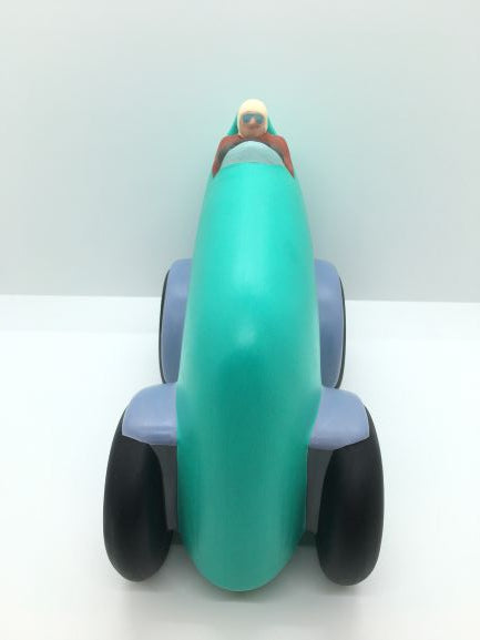 Auto da corsa in ceramica interamente prodotta e dipinta a mano. Made in Italy Dimensioni: cm 10 x 20 x 17 h