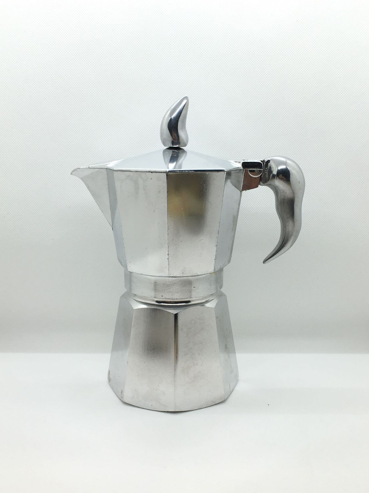 Caffettiera in alluminio da 6 tazze con manico e pomolo in fusione d'alluminio. Design: Walter Conti 1996 EDIZIONE LIMITATA Si possono usare ricambi Bialetti Dimensioni: cm 18 x 11 x 23 h. In negozio e online su tuttochic.it