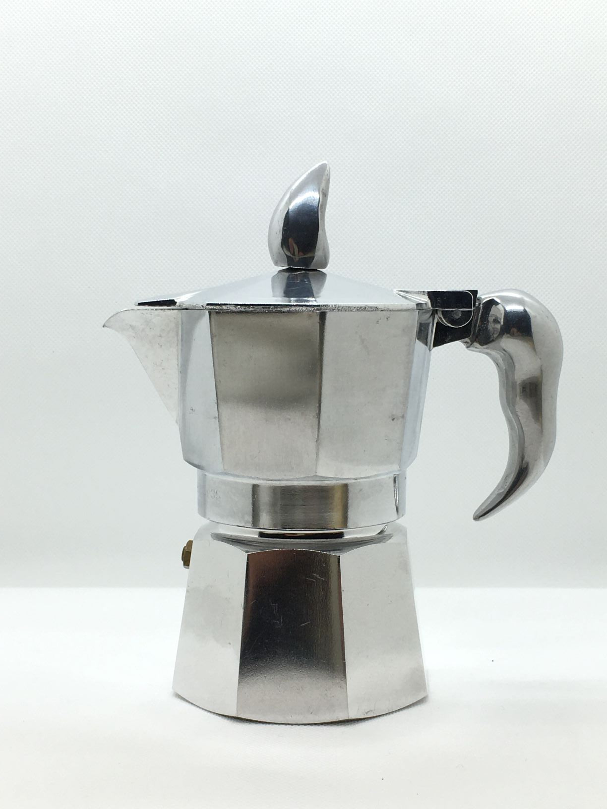 Caffettiera in alluminio da 3 tazze con manico e pomolo in fusione d'alluminio. Design: Walter Conti 1996 EDIZIONE LIMITATA Dimensioni: cm 15,5 x 10 x 18 h. In negozio e online su tuttochic.it