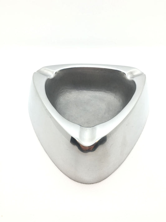 Posacenere in fusione d'alluminio di forma triangolare. Dimensioni: lato triangolo cm 15,5