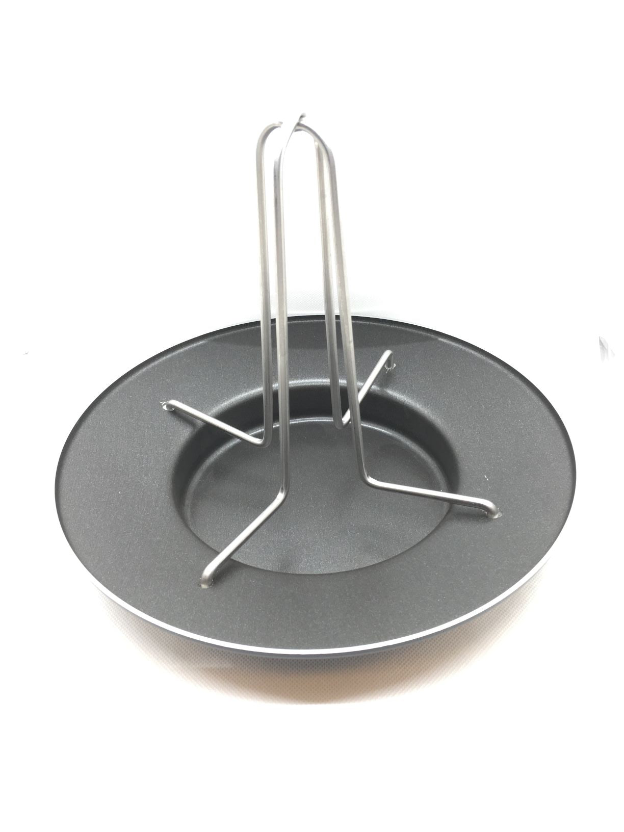 Cuocipollo in alluminio con rivestimento interno antiaderente Teflon che garantisce grande facilità di pulizia. Uno strumento nuovo per un piatto antico: una sorta di "sostegno" per il pollo che viene cotto al forno in posizione verticale. In negozio e online su tuttochic.it