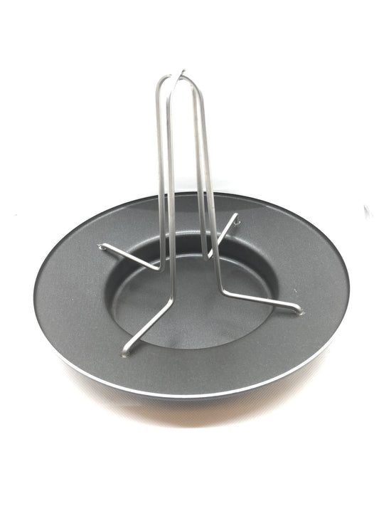 Cuocipollo in alluminio con rivestimento interno antiaderente Teflon che garantisce grande facilità di pulizia. Uno strumento nuovo per un piatto antico: una sorta di "sostegno" per il pollo che viene cotto al forno in posizione verticale. In negozio e online su tuttochic.it