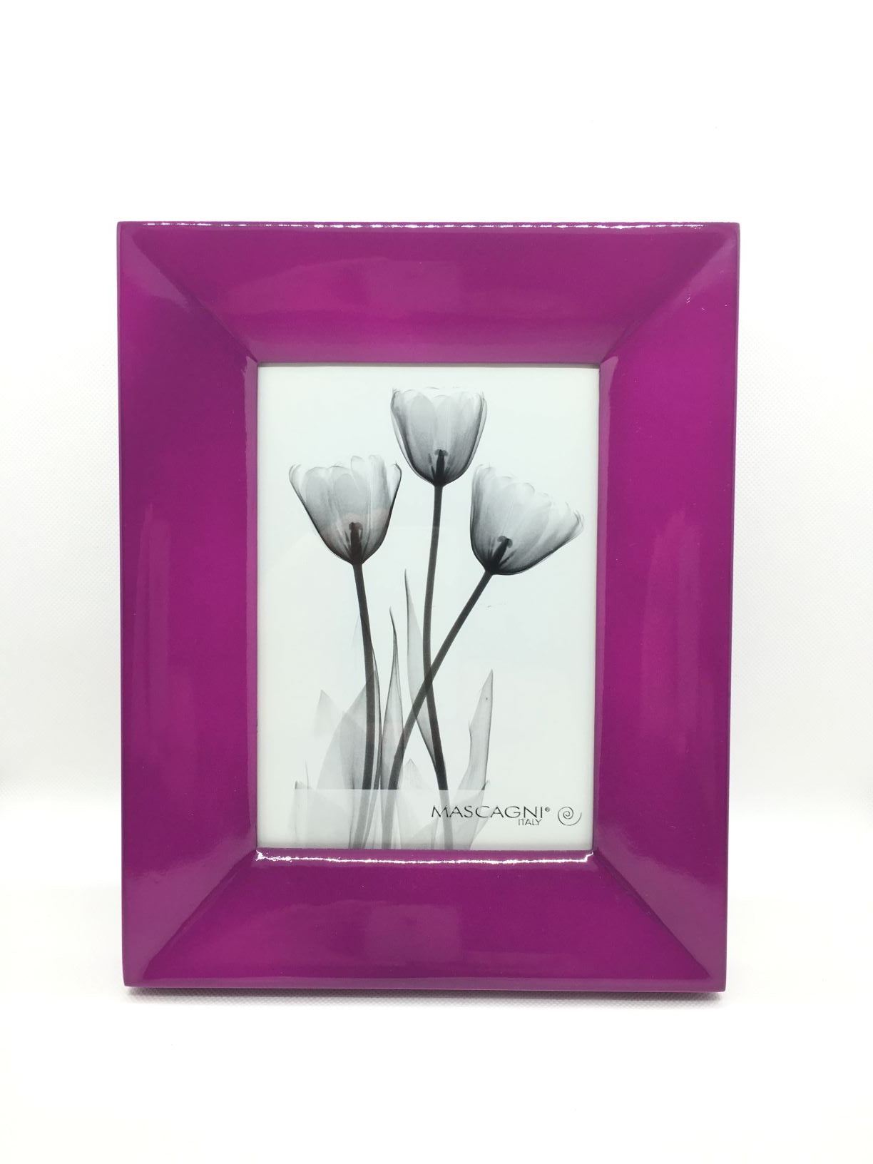 Portafoto in legno laccato di colore viola. Dimensioni: cm 20 x 10 x 25 h (dimensione foto 13 x 18)