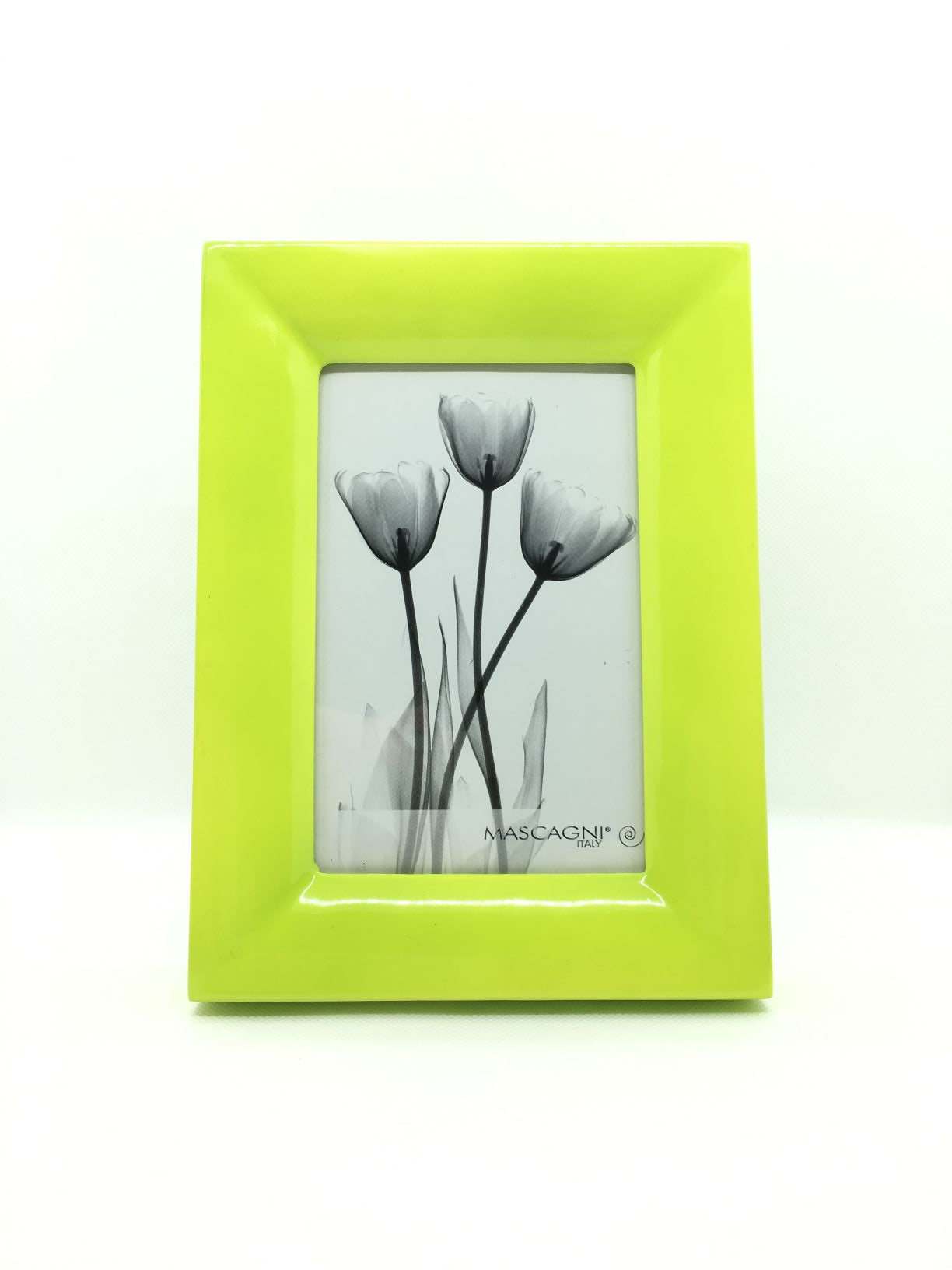 Portafoto in legno laccato di verde mela. Possibilità di poggiarlo o appenderlo sia in orizzontale che verticale. Dimensioni: cm 15 x 20 h (dimensione foto 10 x 15)