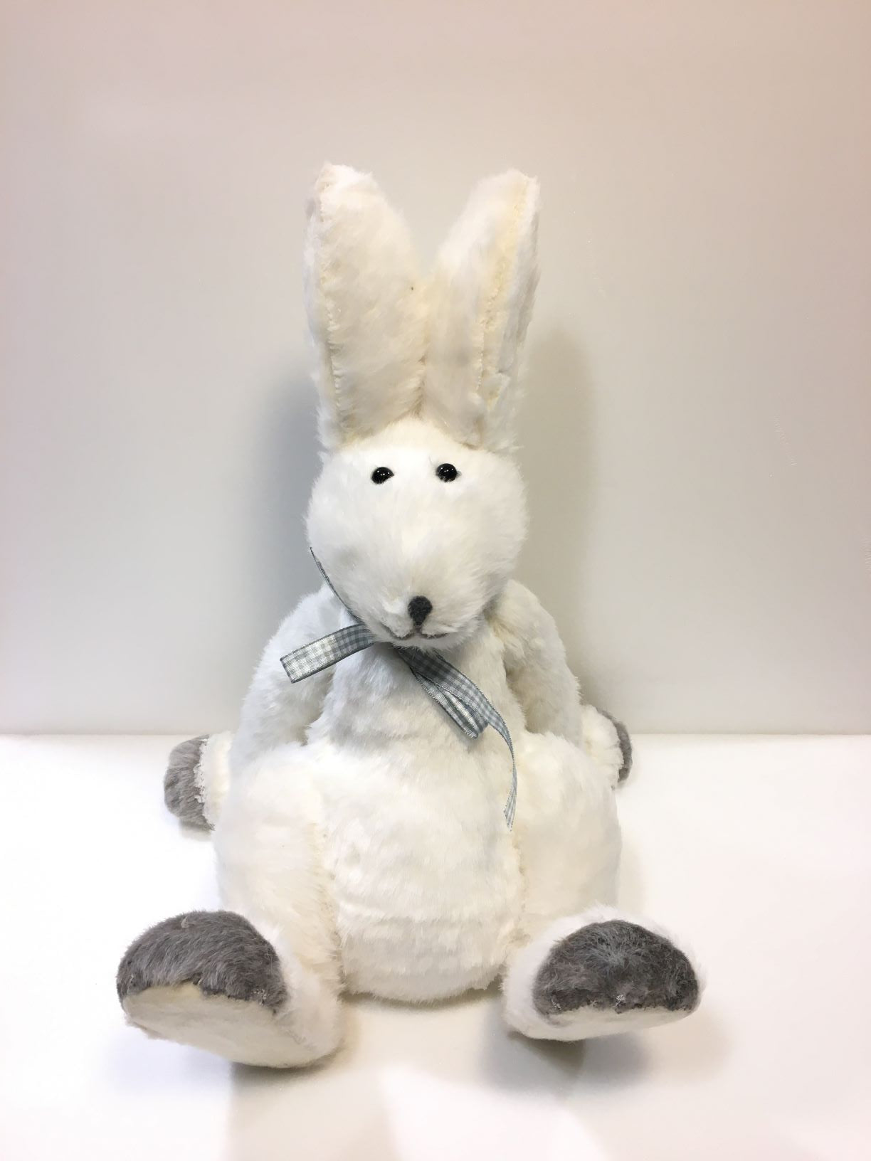 Coniglio con orecchie tese in peluche. Dimensioni: cm 28 x 25 x 40 h Articolo decorativo, non è un giocattolo.
