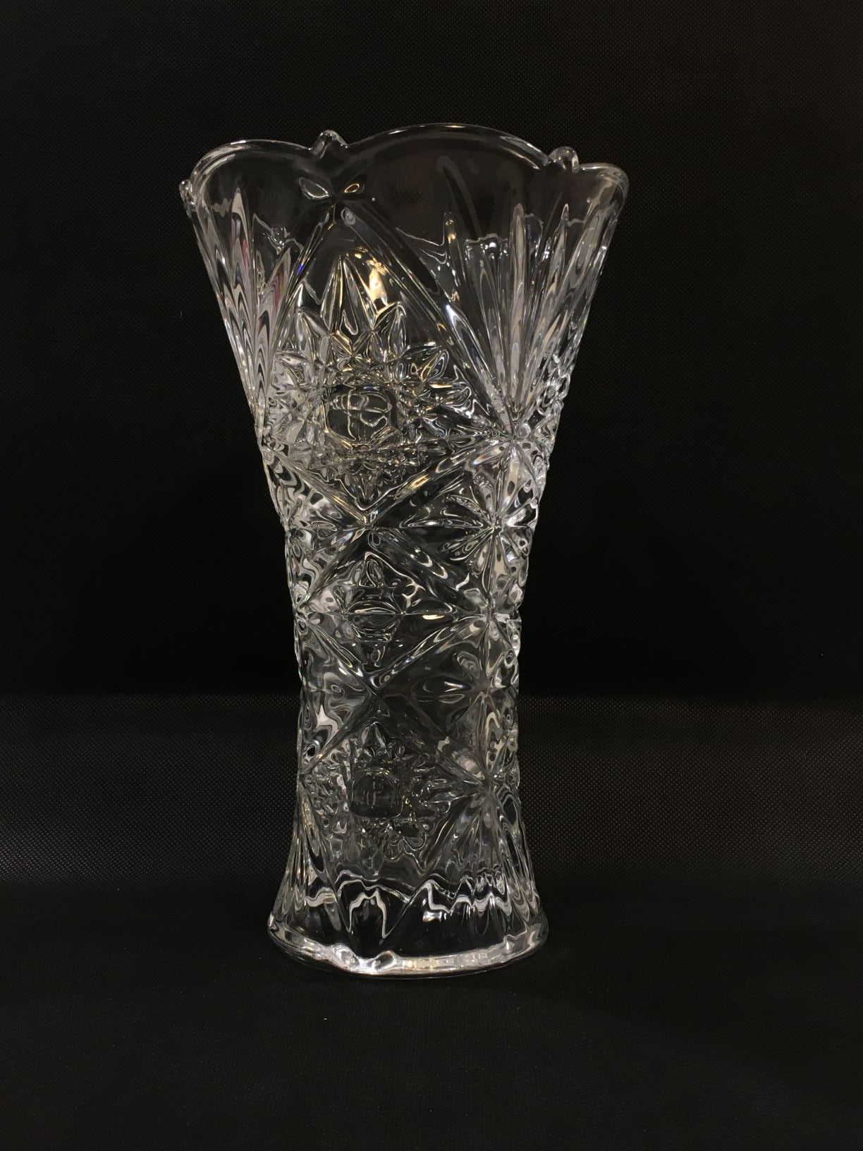 Vaso portafiori in vetro stampato effetto cristallo molato. Dimensioni: cm 14 x 25 h