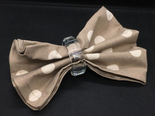 Set di 4 legatovagliolo sagomato tondo in cristallo. Dimensioni: diametro cm 6 esterno, cm 4 interno.