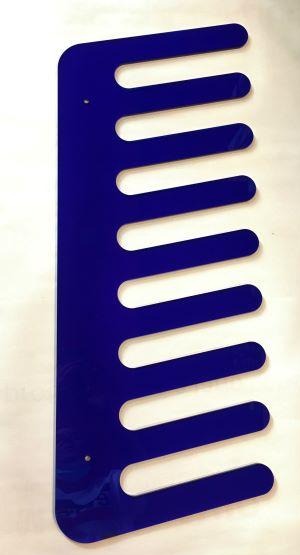 Porta riviste pensile, da parete a forma di pettine. Struttura in metacrilato trasparente di colore blu. Si fissa al muro con distanziatori compresi nella confezione. Particolari in metallo cromato. Può essere usato anche come porta asciugamani da parete. Dimensioni: cm 90 x 35. In Negozio e online su tuttochic.it