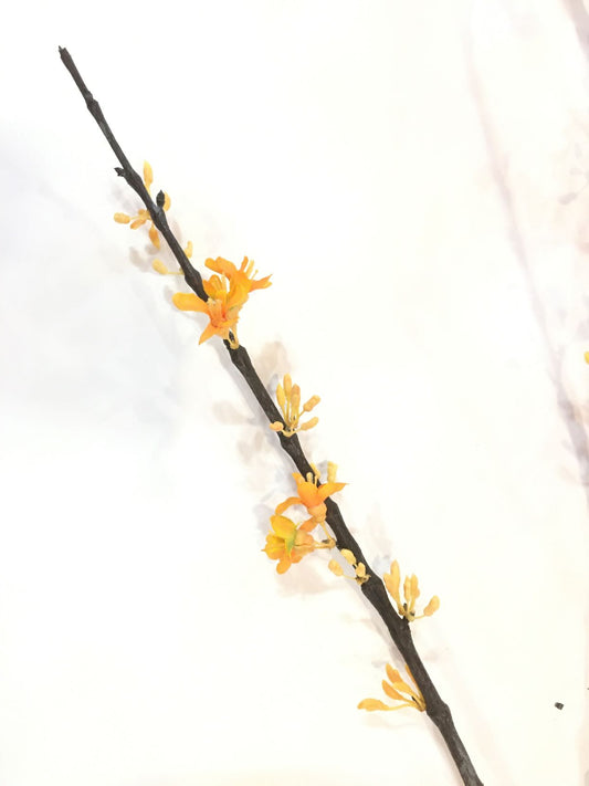 Ramo artificiale di albero di Giuda arancio/giallo. Dimensioni: lunghezza cm 160. In negozio e online su tuttochic.it