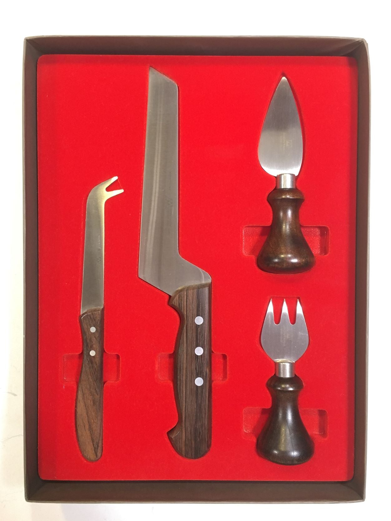 Confezione di 4 coltelli per formaggi morbidi e duri. La linea Classica di Montana è caratterizzata da: lame realizzate in speciale acciaio inossidabile svedese Sandvik. Manici realizzati in pregio palissandro indiano stagionato. Evitare il lavaggio in lavastoviglie. In negozio e online su tuttochic.it