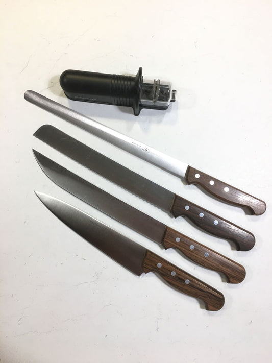 Portacoltelli e portaposate in legno composto da:1 coltello per prosciutto stretto1 coltello per arrosto1 coltello per pane1 coltello da cucina e 1 affilacoltelli. La linea Classica di Montana è caratterizzata da: lame realizzate in speciale acciaio e Manici realizzati in pregio palissandro indiano. tuttochic.it
