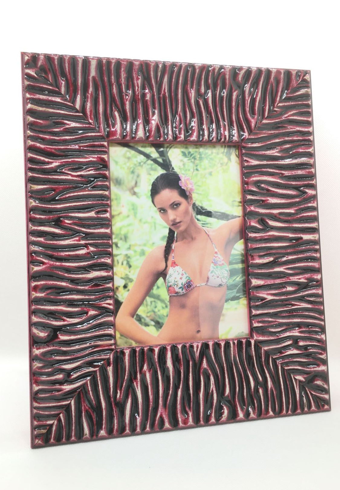 Cornice portafoto in legno lavorato di colore bordò. Orientamento sia in verticale che orizzontale. Dimensioni : cm 25 x 29, (foto cm 13x 18). In negozio e online su tuttochic.it